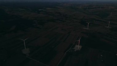 Türkiye 'de kırsal bir alanda dönen rüzgar türbinlerinin hava görüntüsü