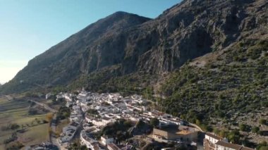 İspanya, Ubrique 'in güzel dağlarının hava manzarası.
