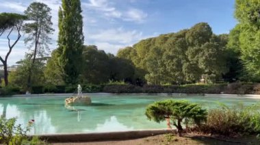 Roma 'daki Villa Borghese Garden' da güzel bir havuz manzarası.