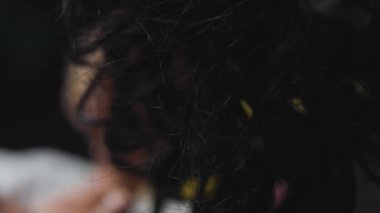 Yeni doğan çocuğunu seven bir annenin HD 'si