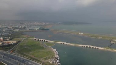 Türkiye 'nin İstanbul kentindeki Boğaz' a inşa edilen taş köprünün hava görüntüleri