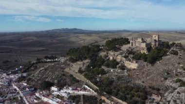 Güney İspanya 'da Cadiz, Endülüs kırsalındaki El Bosque kasabasının hava manzarası
