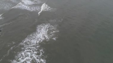 Bulutlu bir gökyüzünün altındaki deniz manzarası