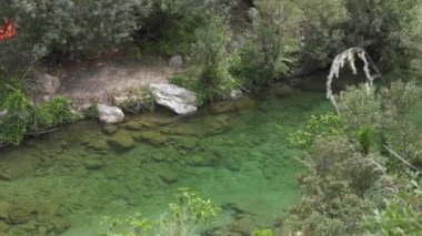 Akchour Gölü 'nün berrak suyu, Talassemtane Ulusal Parkı, Fas