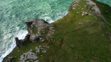 İngiltere 'de rüzgarlı bir günde Tintagel Kalesi' nin ve çevreleyen yeşil uçurumların hava manzarası.