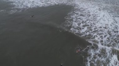 Bulutlu bir gökyüzünün altındaki deniz manzarası