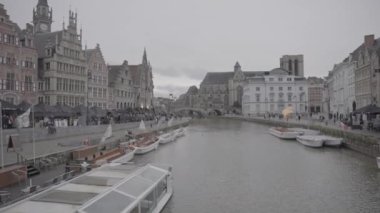 Gent 'teki kanallar bulutlu bir günde