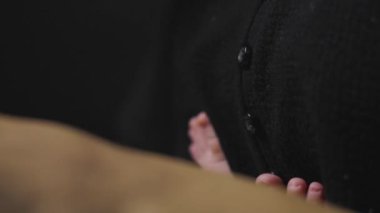 Bir annenin yeni doğan bebeğini sevmesi.