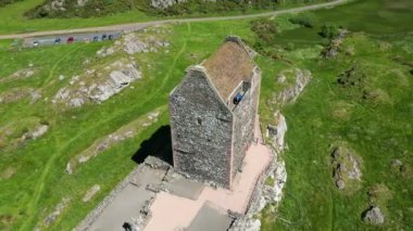 İskoçya 'daki Smailholm Kulesi' nin hava görüntüsü