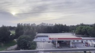 Sürücü arabasından modern şehir binalarının manzarası.