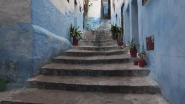 Tetouan 'daki taş binalarla çevrili dar bir merdiven.