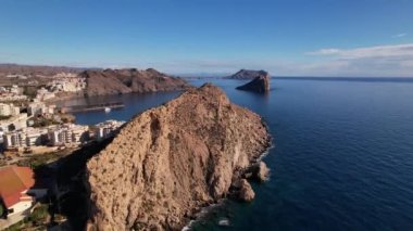 Aguilas, Murcia, İspanya 'daki güzel Faro Adası del Aguilica' nın hava manzarası.