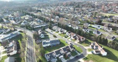 Bordentown New Jersey gayrimenkullerinin insansız hava aracı çekimi. Dostum. Evler. Kasaba evleri
