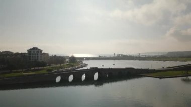 Sessiz bir günde Kanuni Sultan Süleyman köprüsünün üzerinden geçen bir hava görüntüsü.