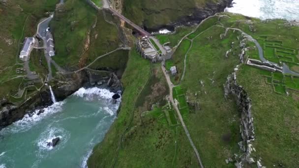 Воздушный Вид Замок Тинтагель Окружающие Зеленые Скалы Ветреный День Англии — стоковое видео
