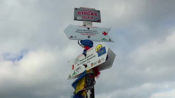 提供信息的标牌 显示了前往丘陵的远足者和游客的方向和距离 — 图库视频影像