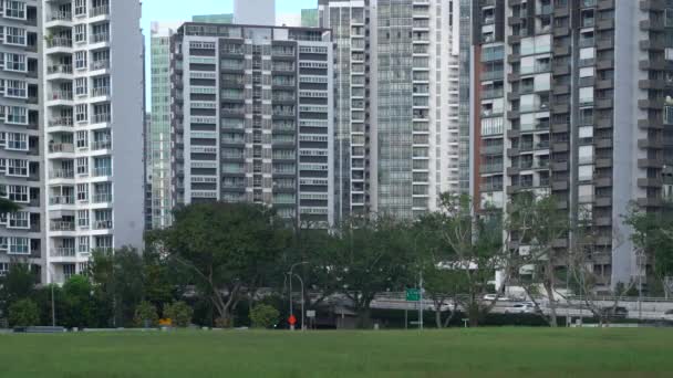シンガポールの高層ビルの前の道路を走る車 — ストック動画