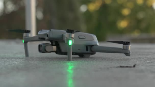 地上から離陸する小型無人機の接近ショット — ストック動画