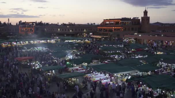Una Vista Alto Ángulo Gente Caminando Mercado Por Noche Marrakech — Vídeos de Stock