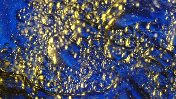 Långsam Rörelse Gyllene Bubblor Med Föränderlig Blå Färgad Bakgrund — Stockvideo