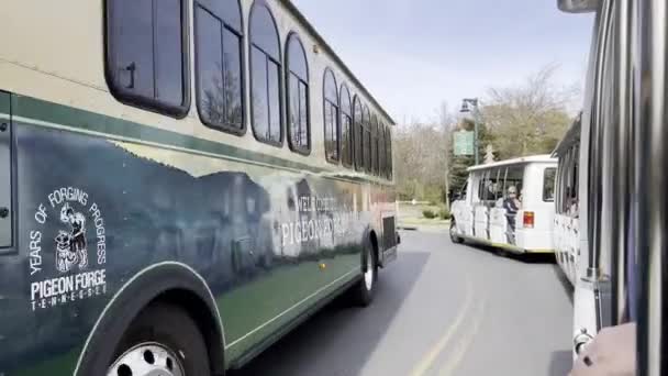 Egy Trolly Busszal Szigetre Pigeon Forge Nál Más Kocsikkal Hídon — Stock videók