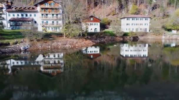 Ein Drohnenblick Über Einen See Mit Hotel Und Kiefern Mit — Stockvideo