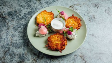 Soslu patates gözlemesi.