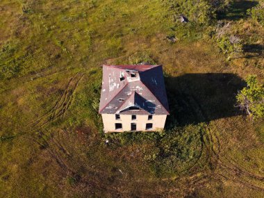 Saskatchewan, Kanada 'da terk edilmiş bir çiftlik evinin kuş bakışı görüntüsü.