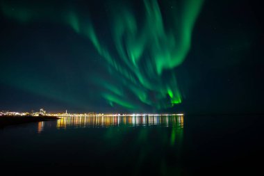 Reykjavik 'in kuzey ışıklarının manzarası