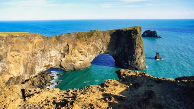 Güneşli bir günde, deniz manzarasından önce kayalık oluşumların manzarası