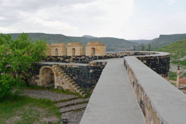 Nevsehir Kalesi 'nin duvarında boş bir patika var. Kapadokya, Türkiye.
