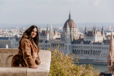 Budapeşte 'deki Macaristan Parlamentosu' na bakan balkonda genç bir kadının portresi.