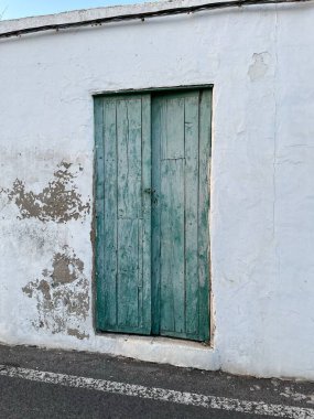 Kırsal bir evin eski yeşil kapısı.