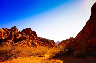 Kuru çöldeki nadir kumlu taşlar.