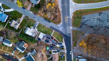 Long Island, New York 'ta güzel bir gündoğumu sırasında bir banliyö mahallesinin hava görüntüsü.