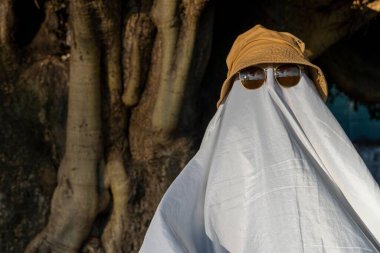 Parkta duran bir hayalet - Cadılar Bayramı konsepti