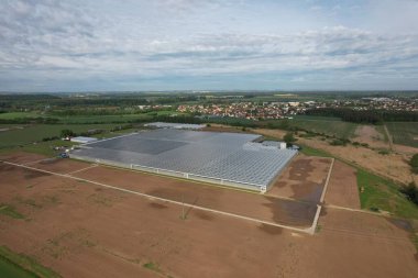 Çek Cumhuriyeti 'nin Lysa nad Labem kentindeki bir tarladaki modern seraların kuş bakışı görüntüsü