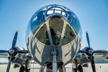 Amerika 'daki B-19 Superfortress Doc' un burnunun ve ön motorlarının yakın çekimi.