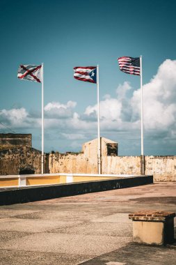 Porto Riko 'nun dikey çekimi, Burgundy' nin Amerikan ve Haçı, El Morro 'nun tepesinde.