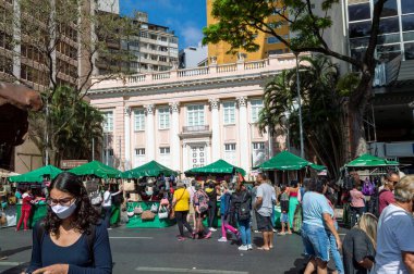 Belo Horizonte 'deki Avenida Afonso Pena' daki El Sanatları Fuarı 'nda alışveriş yapan bir grup insan.