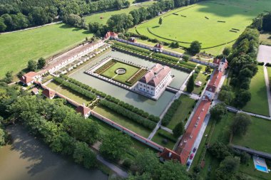Çek Cumhuriyeti 'nin Hlubok Şatosu' ndaki yeşil çayırlı Hluboka Kalesi 'nin havadan görünüşü