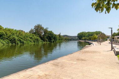 Portekiz 'in Montargil bölgesindeki Ponte de Sor şehrinin Riverside bölgesinde.