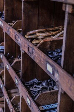 Dekorasyon ve klasik ev restorasyonu için malzeme dolu metal raflar.