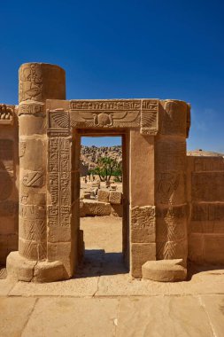 Mısırdaki mavi gökyüzüne karşı