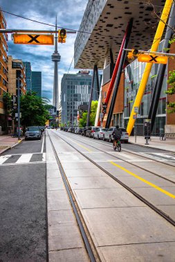 Toronto 'da CN Kulesi geçmişi olan bir cadde.