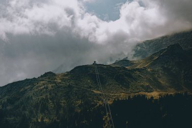 Alplerdeki güzel yeşil Gotthard Geçidi 'nin manzarası.