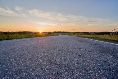 Manzaralı günbatımına karşı boş bir yol