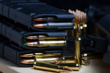 AR-15 tüfeğinin önüne yerleştirilmiş şarjörde çeşitli 223 tüfek mühimmatı.