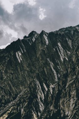Güzel kayalık Gotthard Geçidi 'nin dikey manzarası Alpler' deki dağ geçidi.