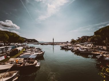 Gemiler limana demir attı.